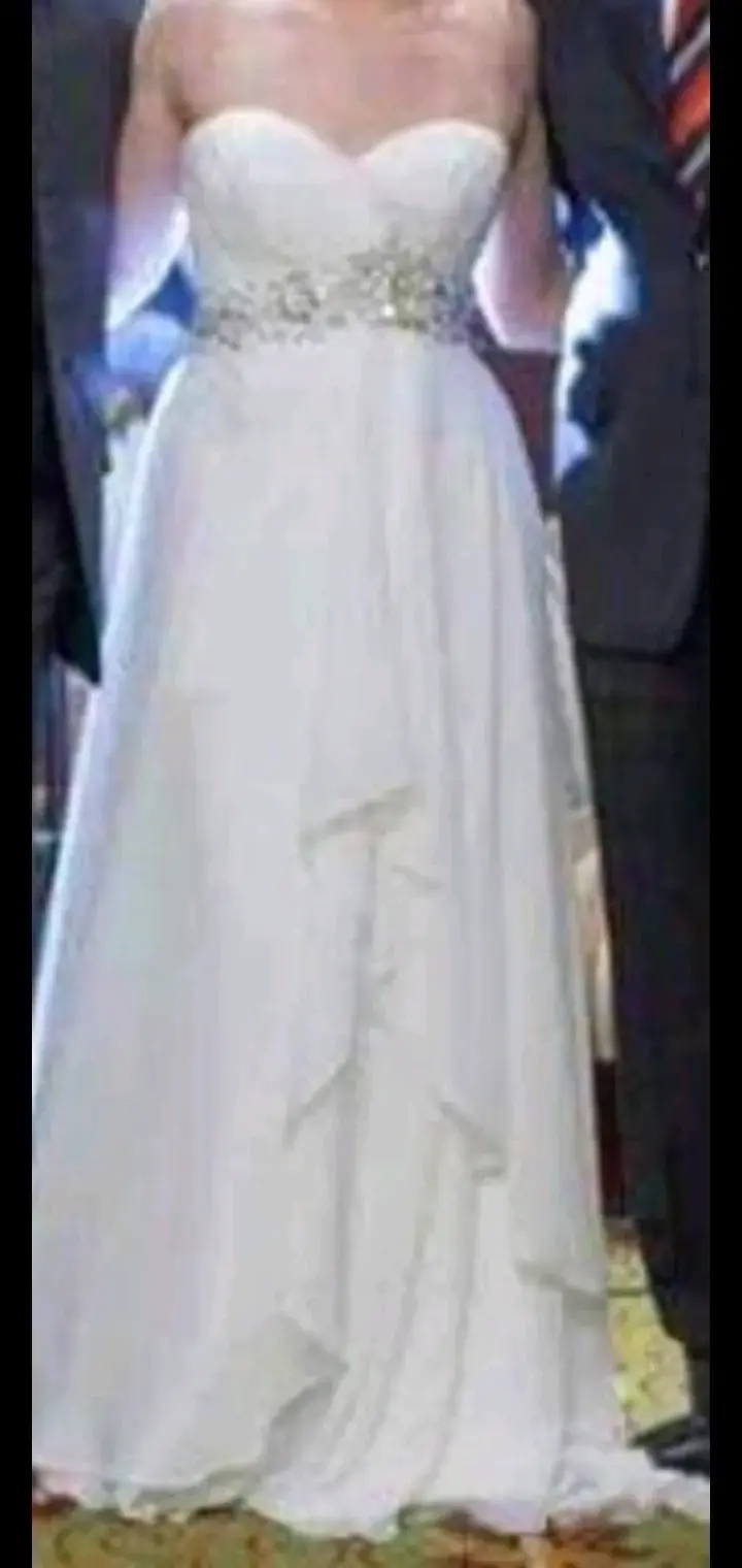 Vestido de novia blanco con detalles brillantes - 3