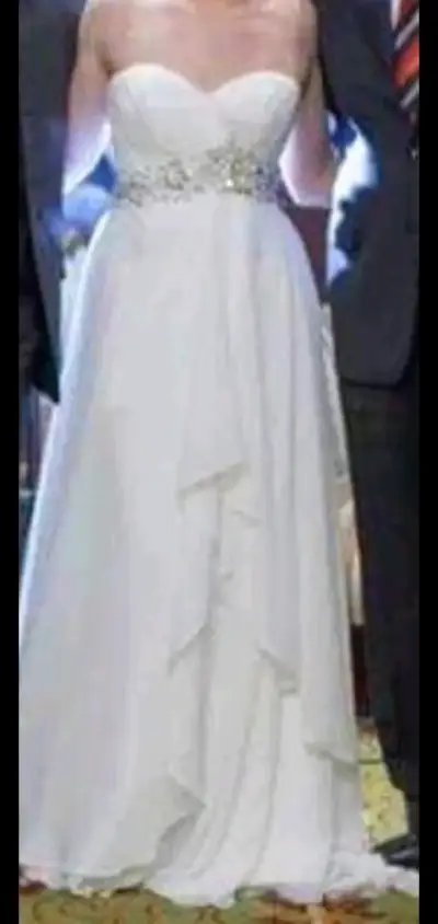 Vestido de novia blanco con detalles brillantes - miniatura 3