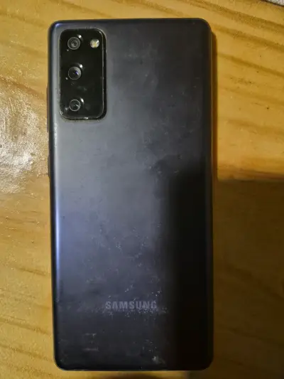 Samsung Galaxy S20 FE en buen estado - miniatura 3