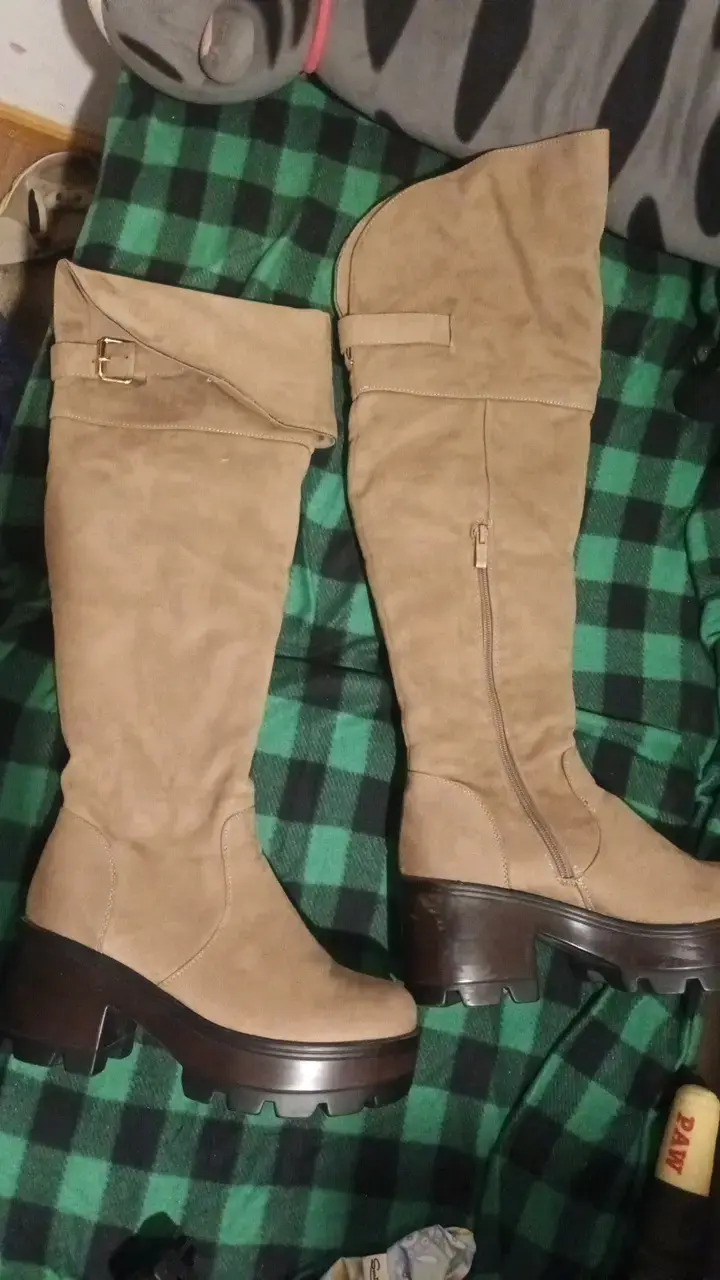 Botas altas de gamuza beige con plataforma