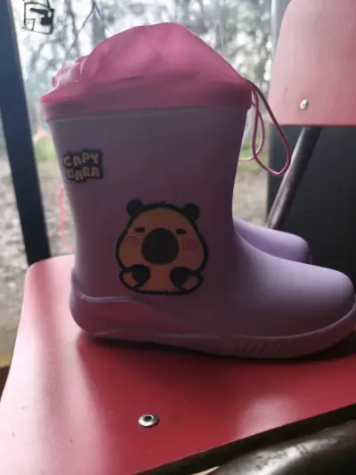 Botas de lluvia infantiles moradas con diseño de capibara - miniatura 1