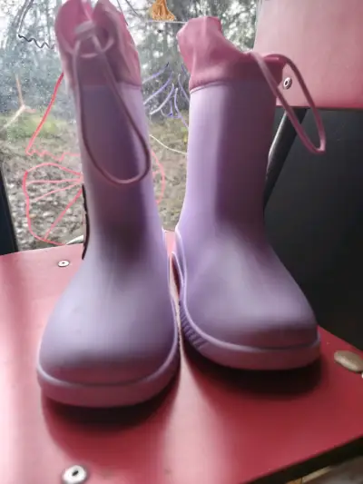 Botas de lluvia infantiles moradas con diseño de capibara - miniatura 2
