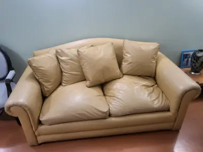 Sofá de cuero beige en buen estado - miniatura 1