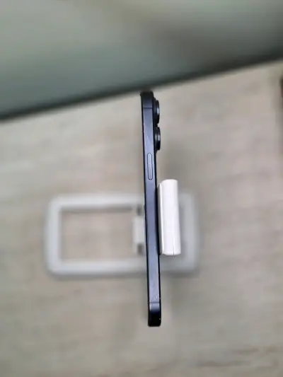 iPhone 15 Pro Max en excelente estado - miniatura 3