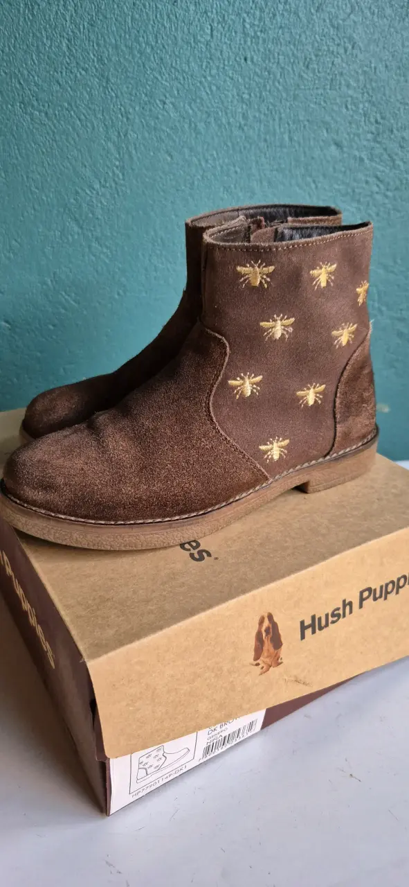 Botines de gamuza marrón con diseño de abejas Hush Puppies