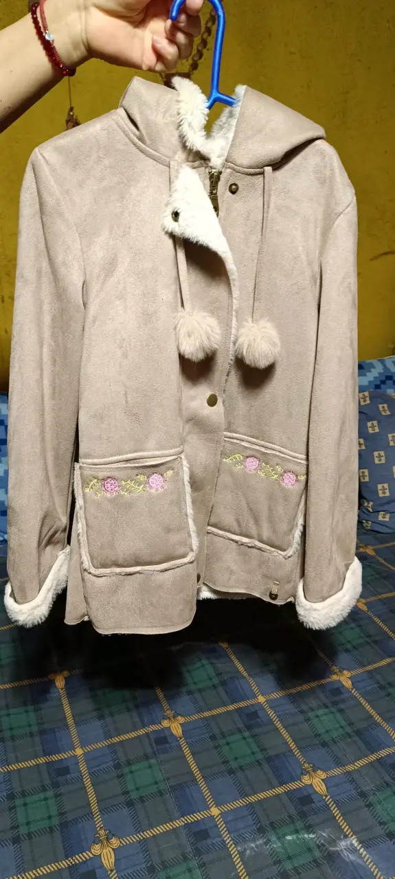 Chaqueta beige con capucha y detalles bordados - 1