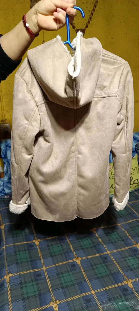 Chaqueta beige con capucha y detalles bordados - 2