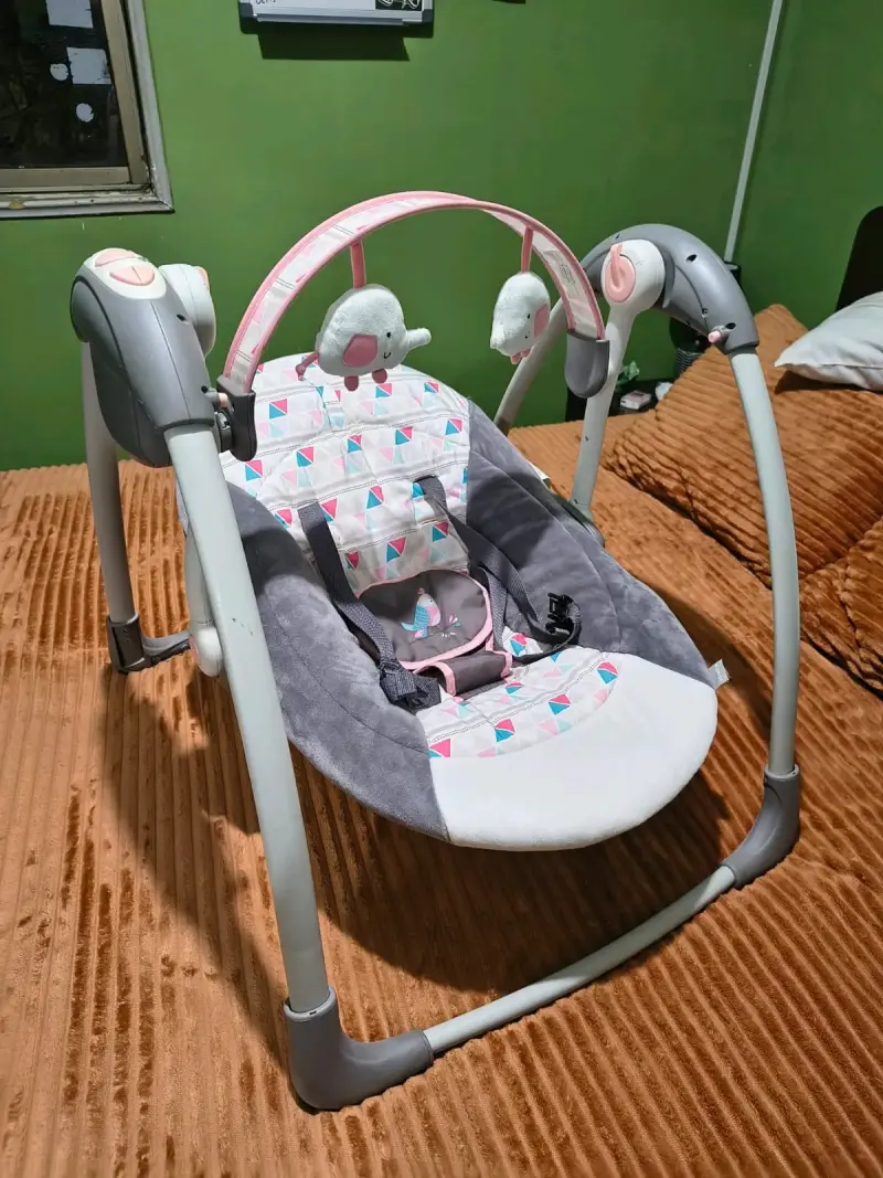 Columpio para bebé con juguetes colgantes