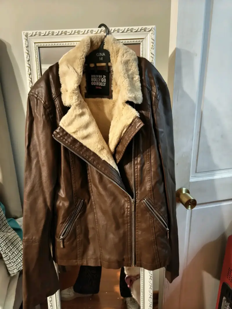 Chaqueta de cuero marrón con forro de piel sintética
