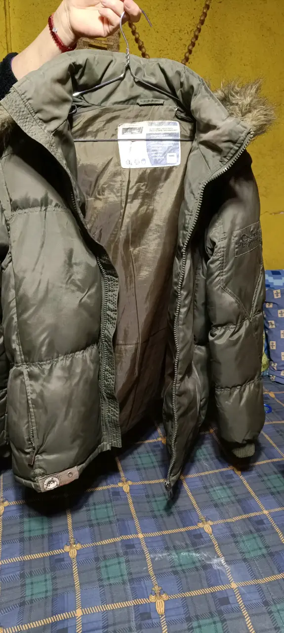 Chaqueta verde con capucha de piel sintética - 1