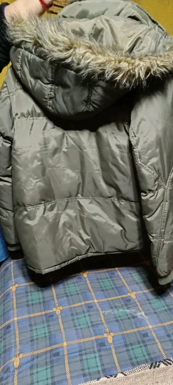 Chaqueta verde con capucha de piel sintética - 2
