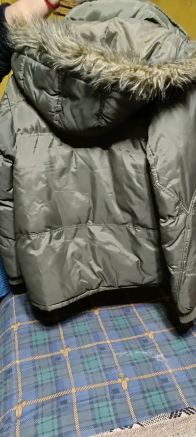 Chaqueta verde con capucha de piel sintética - miniatura 2