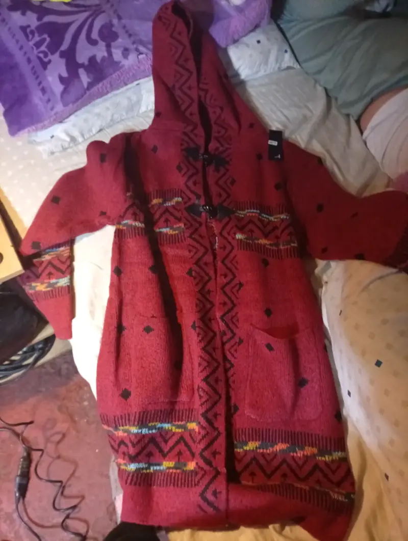 Abrigo de lana rojo con capucha y diseño étnico - 1