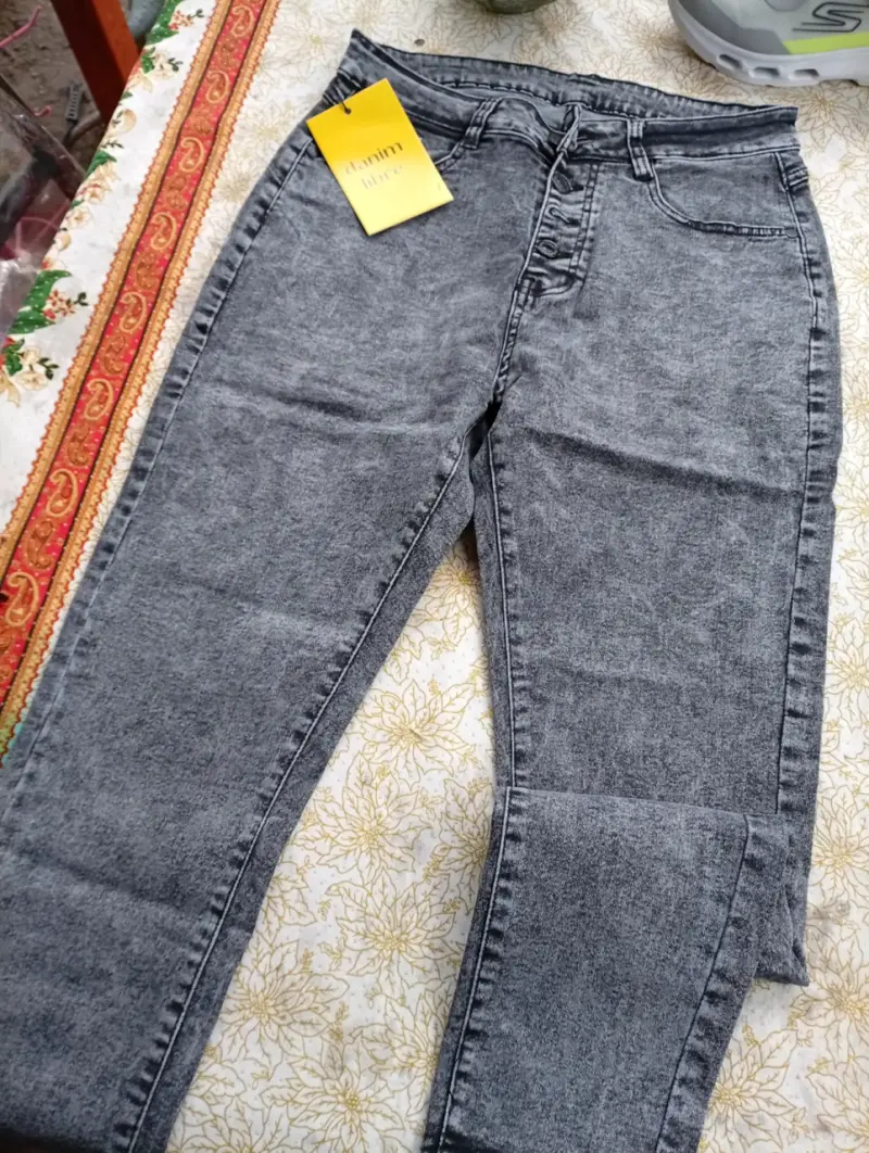 Abrigo de lana rojo con capucha y diseño étnico - 2