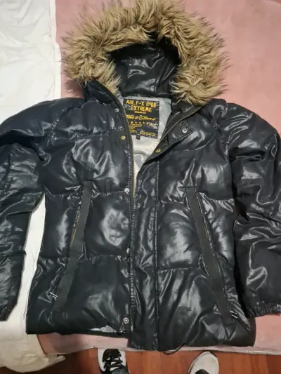 Chaqueta negra con capucha de piel - miniatura 1