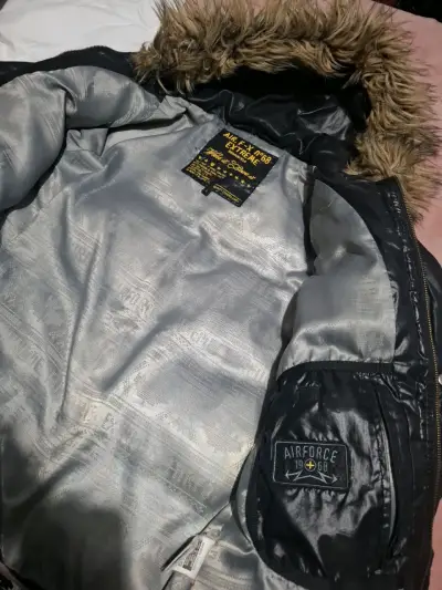 Chaqueta negra con capucha de piel - miniatura 2