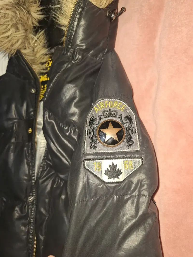 Chaqueta negra con capucha de piel - 3
