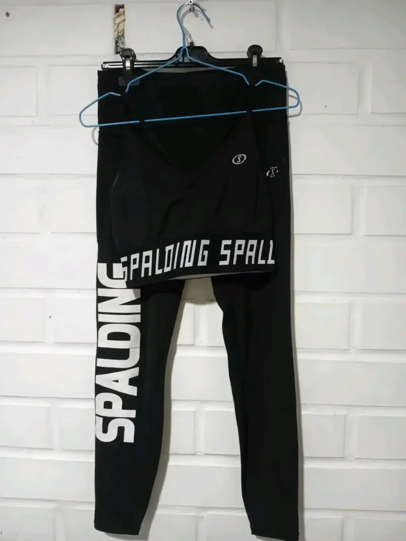 Conjunto deportivo negro Spalding para mujer
