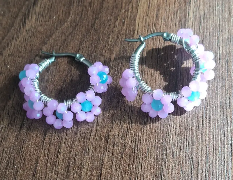 Aros de flores con cuentas rosadas y azules