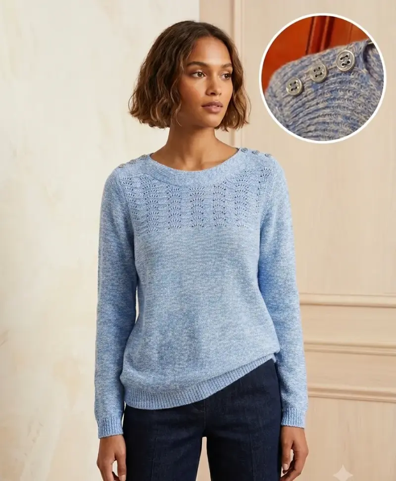 Suéter de mujer celeste con botones decorativos.