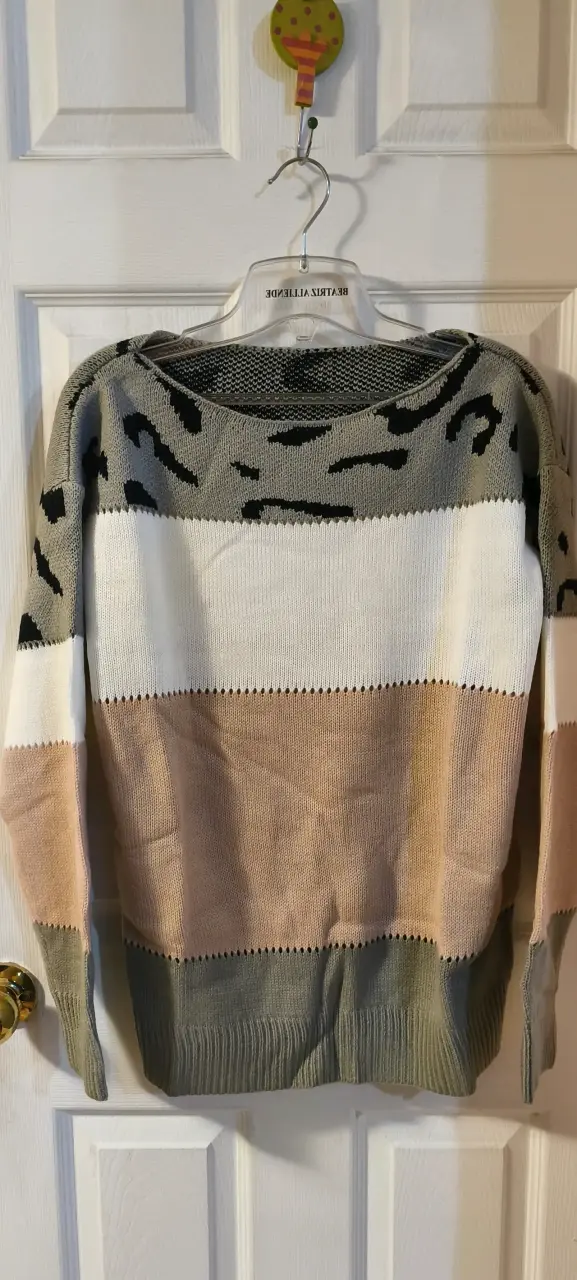 Abrigo gris con botones y bolsillos - 1