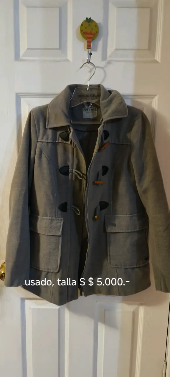 Abrigo gris con botones y bolsillos - 4