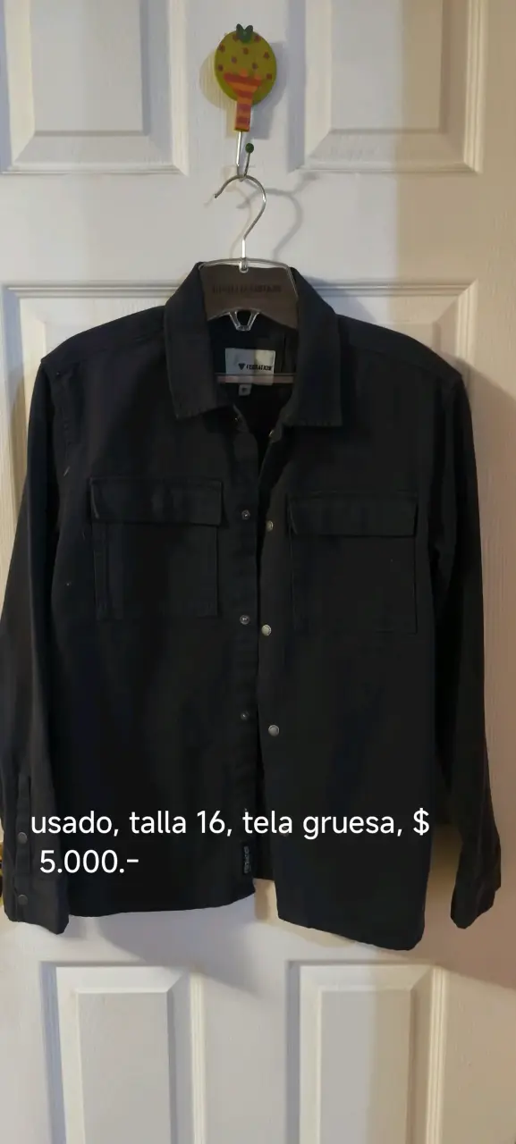 Abrigo gris con botones y bolsillos - 5