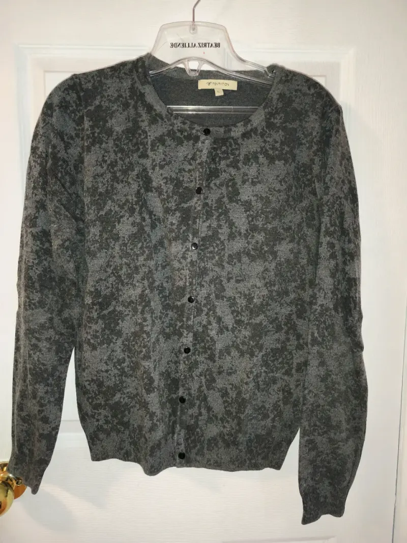 Abrigo gris con botones y bolsillos - 6