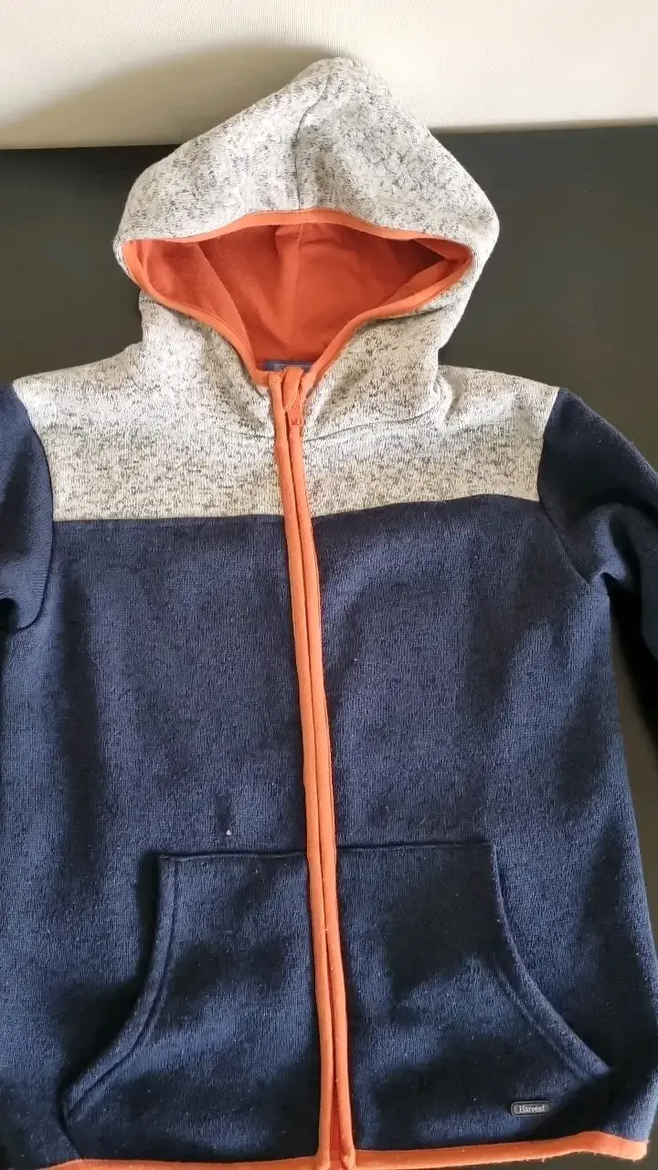 Polerón con capucha azul y gris $2.500 - 1