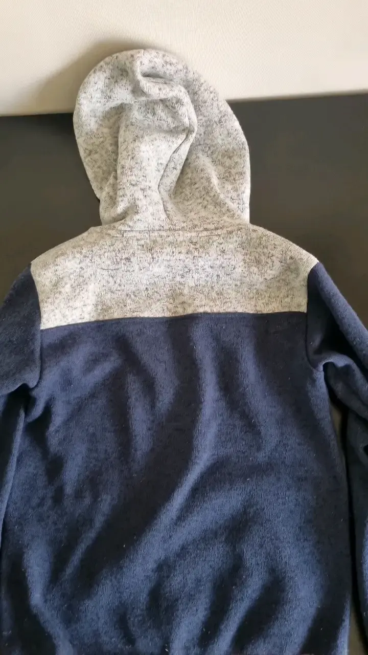 Polerón con capucha azul y gris $2.500 - 3