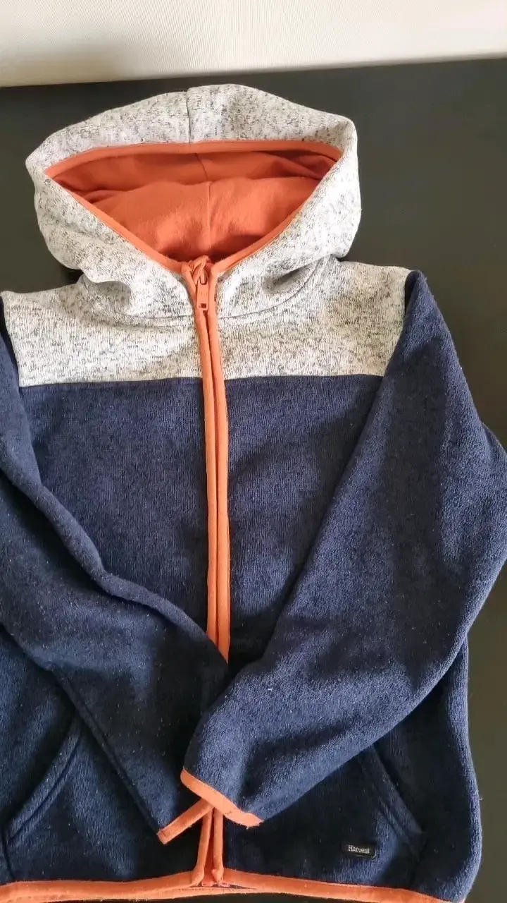 Polerón con capucha azul y gris $2.500 - 4