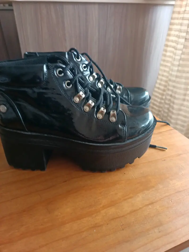 Botines de plataforma con diseño moderno - 1