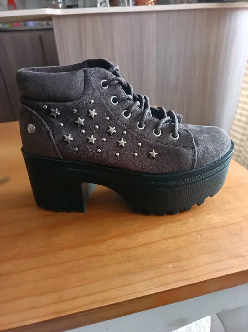 Botines de plataforma con diseño moderno - 3