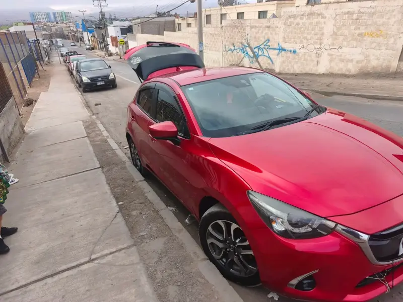 Mazda 2 2018 rojo en buen estado - 1
