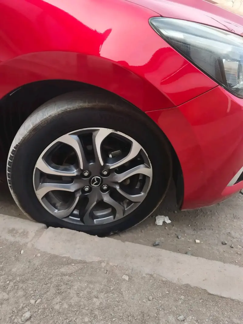 Mazda 2 2018 rojo en buen estado - 2