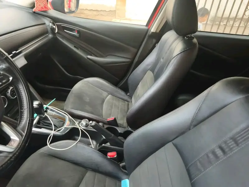 Mazda 2 2018 rojo en buen estado - 3