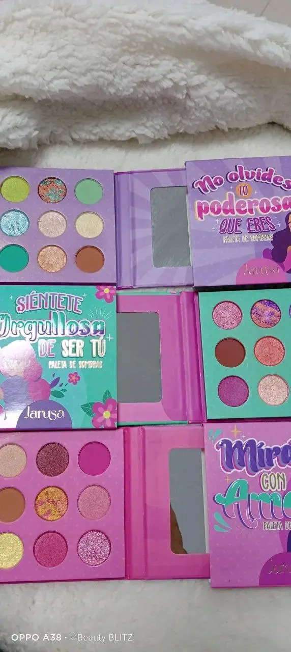 Paleta de sombras Jarusa con colores vibrantes