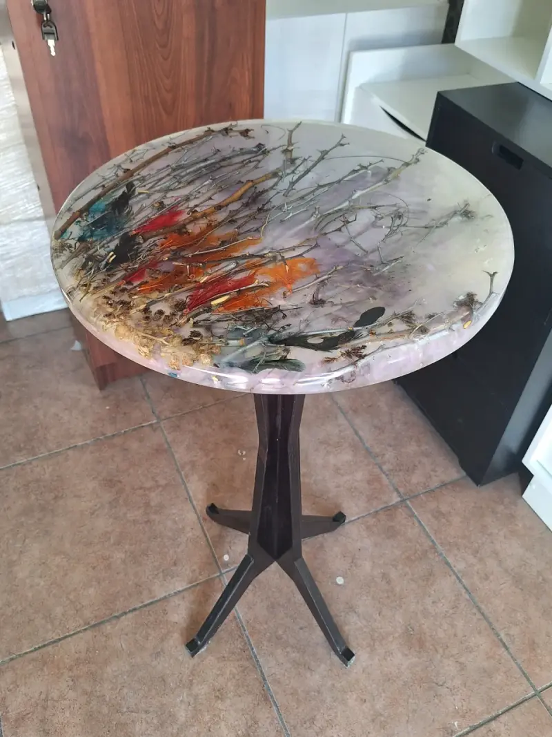 Mesa redonda de resina con diseño artístico