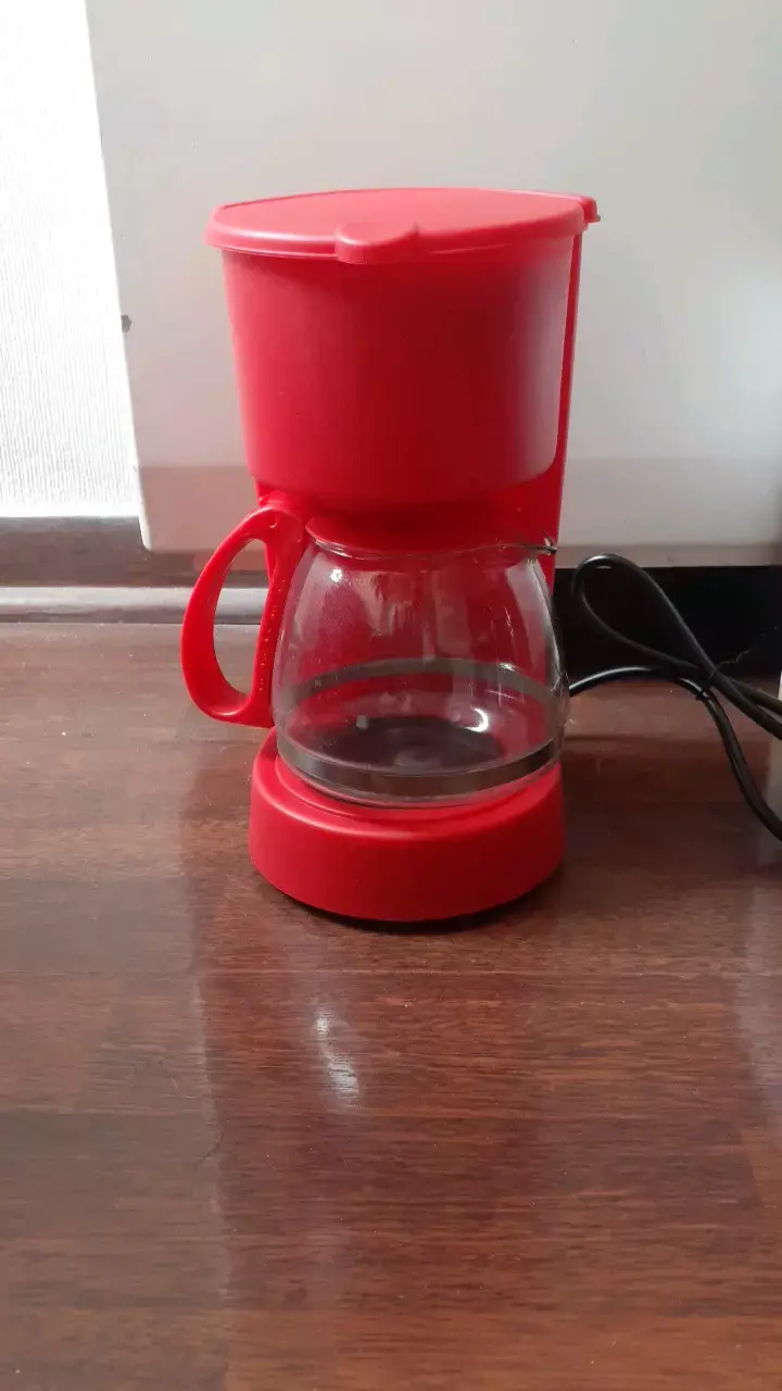 Cafetera eléctrica roja iWotto 6 tazas - 1