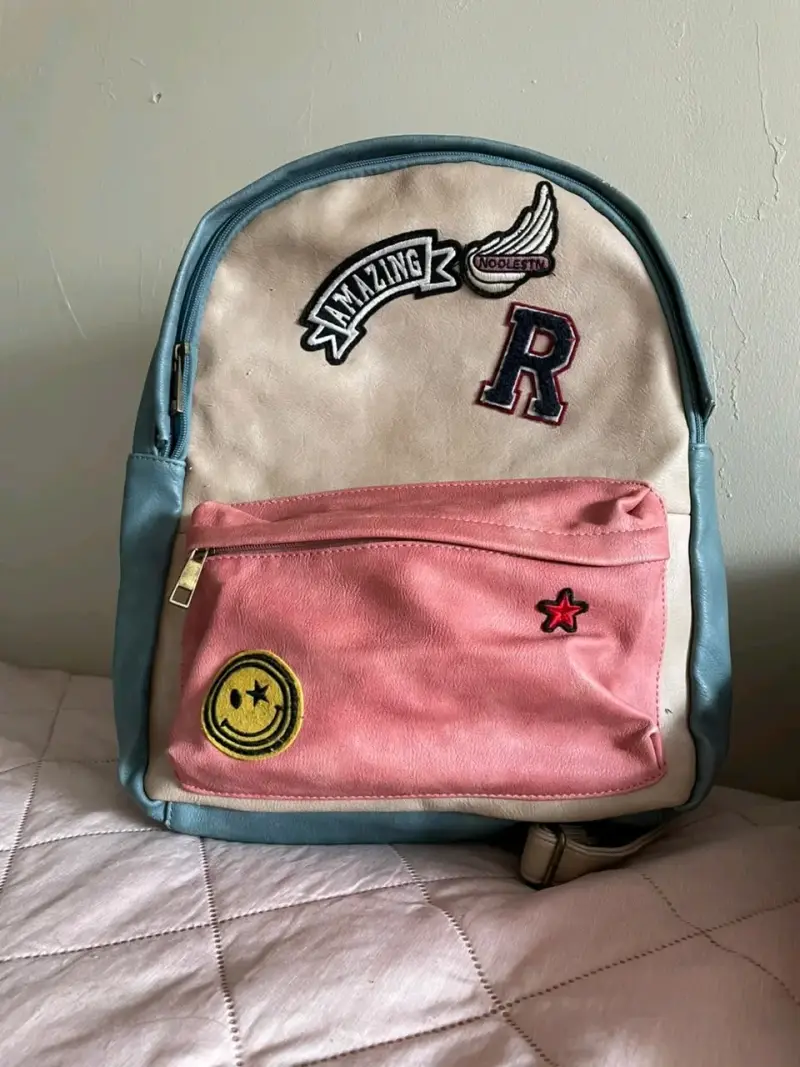 Mochila juvenil con parches colorida - 1