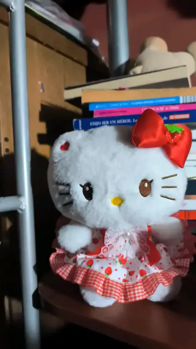 Peluche Hello Kitty con vestido de fresas - miniatura 1