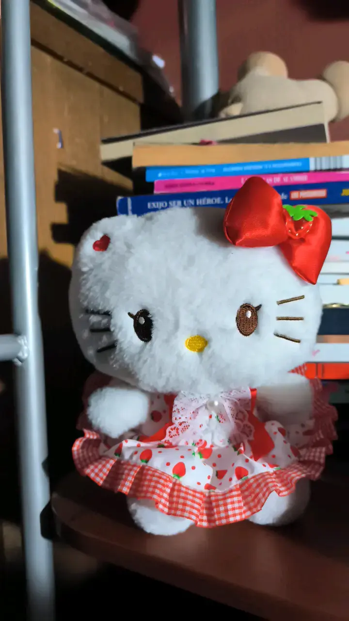 Peluche Hello Kitty con vestido de fresas - 2