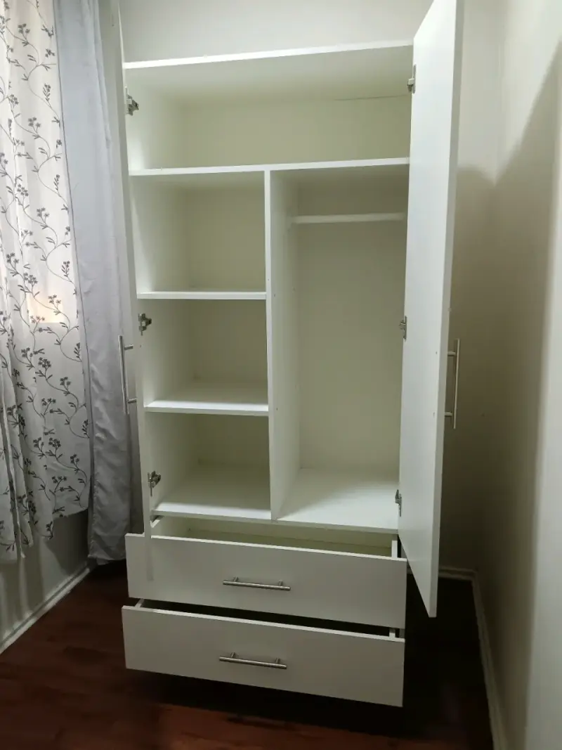 Armario blanco con puertas y cajones