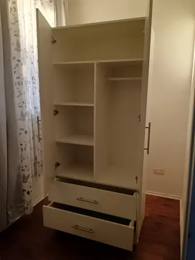 Armario blanco con puertas y cajones - miniatura 3