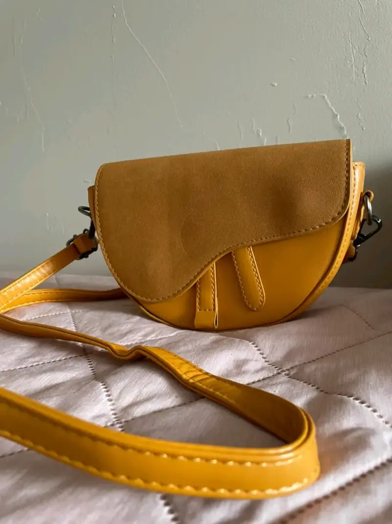 Cartera bandolera amarilla de cuero sintético
