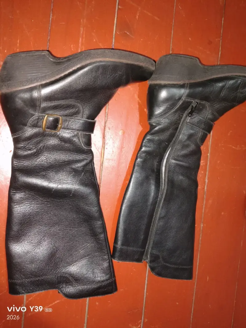 Botas de cuero negras con hebilla
