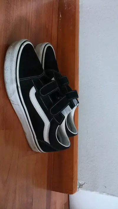 Zapatillas negras con velcro estilo casual - miniatura 1