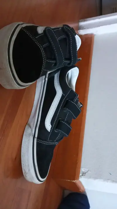 Zapatillas negras con velcro estilo casual - miniatura 2