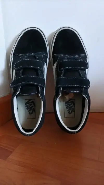 Zapatillas negras con velcro estilo casual - miniatura 3