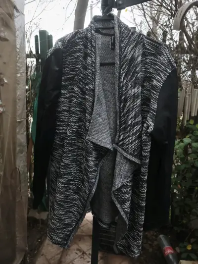 Cardigan abierto en blanco y negro para mujer - miniatura 1
